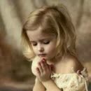                   祷告的小女孩